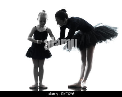 Femme et petite fille ballerine danseuse de ballet dancing en silhouette sur fond blanc Banque D'Images