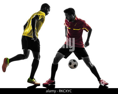 Deux hommes joueur de football jouer au football la concurrence en silhouette sur fond blanc Banque D'Images