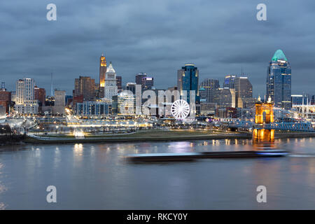 Voir l'horizon de Cincinnati avec une Barge Zipping à travers l'Ohio ; effet panoramique Motion Banque D'Images