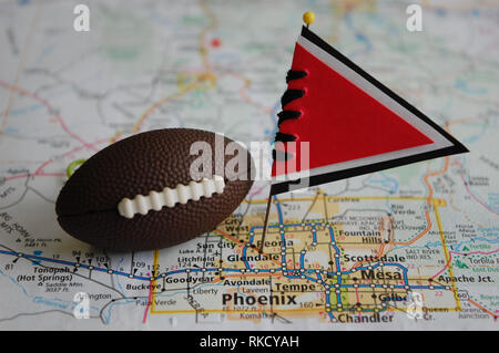 Plan Macro sur un drapeau et le football est inscrite à Glendale, Arizona en une carte. Banque D'Images