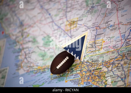 Plan Macro sur un drapeau et le football est inscrite à Los Angeles, Californie dans une carte. Banque D'Images