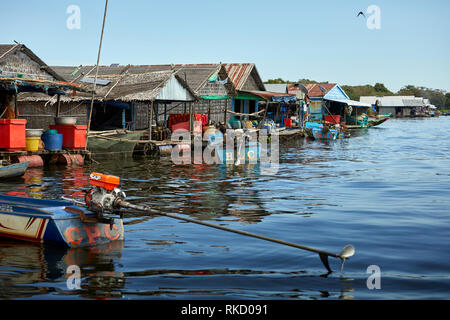 Lac Tonlé Sap, au Cambodge. 17 Décembre, 2018. Des maisons flottantes avec des bateaux en face d'eux. Photo : Bryan Watts Banque D'Images