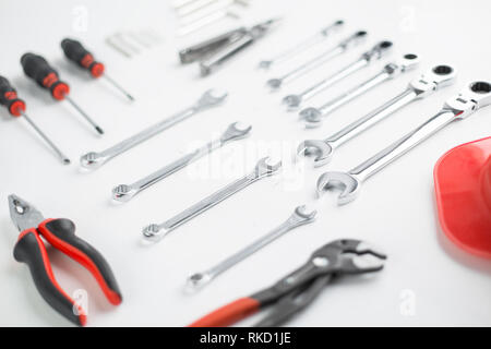 Outils à main divers équipements sur tableau blanc Banque D'Images