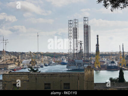 Vue de La Valette Malte de l'autre côté du Grand Port en direction de la zone densément construit des quartiers et des chantiers navals en Kordin et Senglea Banque D'Images