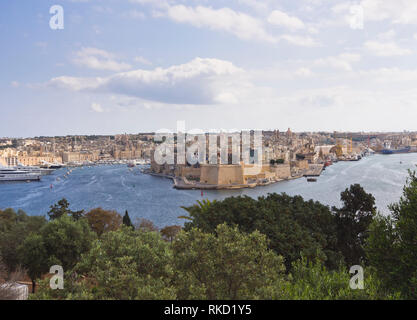 Vue de La Valette à travers les eaux du Grand Port aux murs de l'Jardins Gardjola à Gzira Malte Banque D'Images