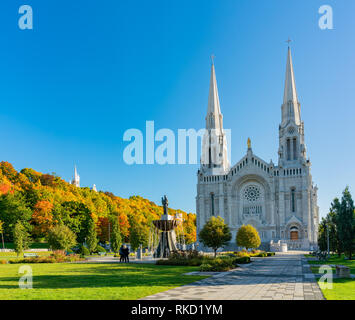 Vue extérieure matin de la basilique de Sainte-Anne-de-Beaupré l'église à Québec, Canada Banque D'Images