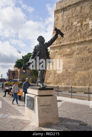 Sculpture de l'écrivain et réformateur social Manuel Dimech en Castille square in Valetta Malte Banque D'Images