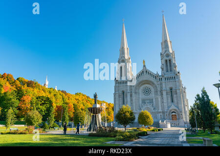 Vue extérieure matin de la basilique de Sainte-Anne-de-Beaupré l'église à Québec, Canada Banque D'Images