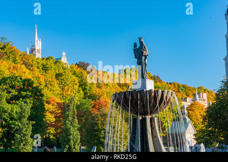 Vue extérieure matin de la basilique de Sainte-Anne-de-Beaupré l'église à Québec, Canada Banque D'Images