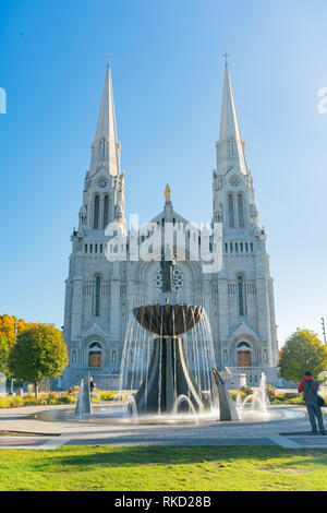 Vue extérieure matin de la basilique de Sainte-Anne-de-Beaupré l'église à Québec, Canada Banque D'Images