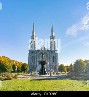 Vue extérieure matin de la basilique de Sainte-Anne-de-Beaupré l'église à Québec, Canada Banque D'Images