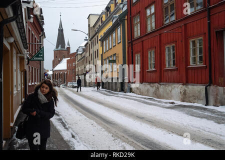 Femme marchant sur Akersveien à Oslo, Norvège, en hiver avec de la neige Banque D'Images