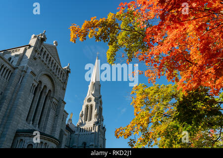 Vue extérieure matin de la basilique de Sainte-Anne-de-Beaupré église avec arbre d'érable rouge au Québec, Canada Banque D'Images