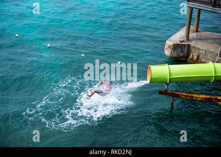 Personne sautant d'un toboggan à Margaritaville à Montego Bay, Jamaïque - straigt dans l'océan. Banque D'Images