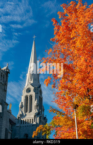 Vue extérieure matin de la basilique de Sainte-Anne-de-Beaupré église avec arbre d'érable rouge au Québec, Canada Banque D'Images