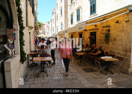 Une femme marche dans les rues de Dubrovnik, Croatie Banque D'Images