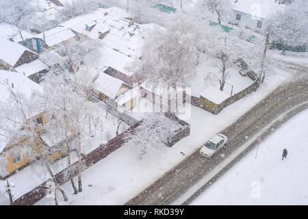 Voir l'aerail de quartier résidentiel avec voiture sur route et privat maisons de neige journée d'hiver, Kiev, Ukraine Banque D'Images