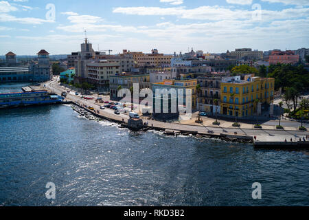 Vieille ville de La Havane vu depuis un navire dans le port. Banque D'Images