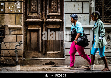 Deux femmes cubaines mesdames dehors pour une matinée de marche Banque D'Images