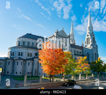 Vue extérieure matin de la basilique de Sainte-Anne-de-Beaupré église avec arbre d'érable rouge au Québec, Canada Banque D'Images