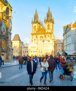 PRAGUE, RÉPUBLIQUE TCHÈQUE - le 14 novembre 2018 : les gens à l'Ancien hôtel de ville, du centre ville et de l'église Tyn dame à Prague. Horloge astronomique visible. Banque D'Images