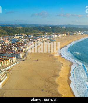 Vue aérienne de Nazare Beach et de la ville au coucher du soleil. Portugal Banque D'Images