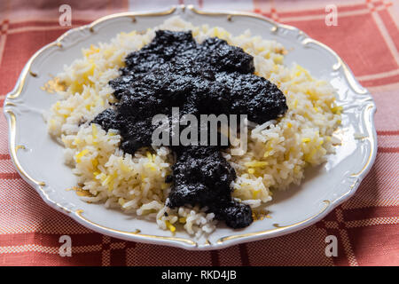 Azerbaïdjan (fisinjan traditionnel plat de boulettes de viande avec sauce aux noix) servi avec du riz. Banque D'Images