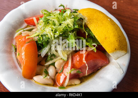 (Haricots blancs en salade piyaz) Turquie mer Egéé. Banque D'Images