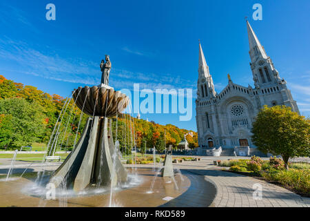 Vue extérieure matin de la basilique de Sainte-Anne-de-Beaupré l'église à Québec, Canada Banque D'Images