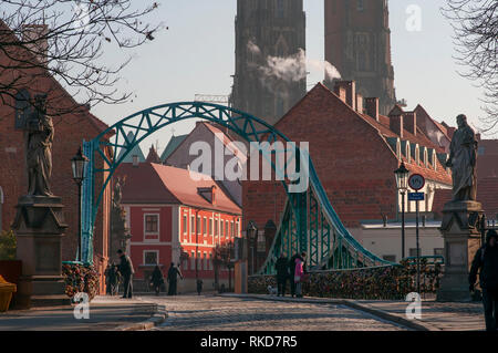 Tumski Bridge et Cathédrale de Saint Jean Baptiste Twin Towers sur Ostrow Tumski. Oder sunrise Wrocław, Pologne Banque D'Images