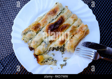 En Bosnie, épinards et fromage borek au bazar Bascarsija à Sarajevo, Bosnie-et-Herzégovine. Banque D'Images