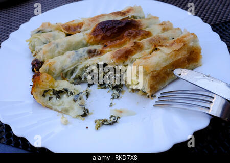 En Bosnie, épinards et fromage borek au bazar Bascarsija à Sarajevo, Bosnie-et-Herzégovine. Banque D'Images