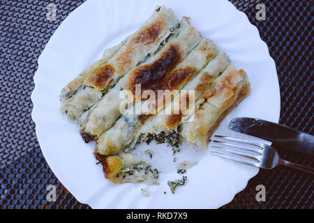 En Bosnie, épinards et fromage borek au bazar Bascarsija à Sarajevo, Bosnie-et-Herzégovine. Banque D'Images