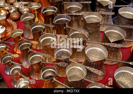 Dzezva (pots de café bosniaque) sur l'affichage au bazar Bascarsija à Sarajevo, Bosnie-et-Herzégovine. Banque D'Images