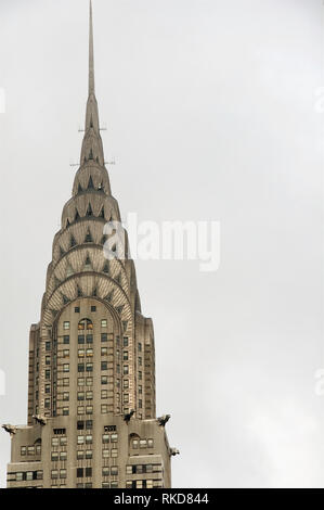 Gros plan sur la pointe de l'emblématique et symbolique Chrysler Building dans Manhattan de New York. Banque D'Images