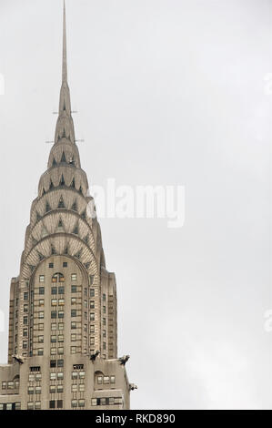 Gros plan sur la pointe de l'emblématique et symbolique Chrysler Building dans Manhattan de New York. Banque D'Images