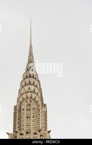 Gros plan sur la pointe de l'emblématique et symbolique Chrysler Building dans Manhattan de New York. Banque D'Images