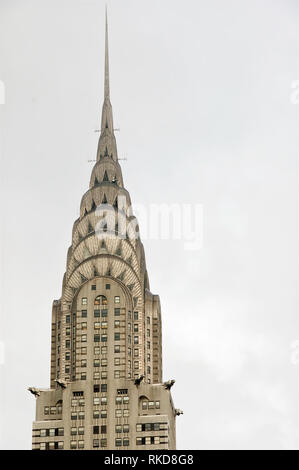 Gros plan sur la pointe de l'emblématique et symbolique Chrysler Building dans Manhattan de New York. Banque D'Images