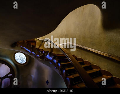 Barcelone, Espagne - CIRCA MAI 2018 : Intérieur de la Casa Batlló, un célèbre bâtiment dans le centre de Barcelone, conçu par Antoni Gaudi. Vue sur le Dragon Banque D'Images