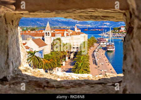 Ville de Trogir waterfront, monuments et vue panoramique à travers la fenêtre en pierre, site du patrimoine mondial de l'Unesco dans la région de Croatie Dalmatie Banque D'Images