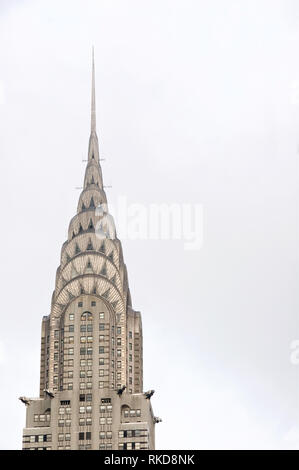 Gros plan sur la pointe de l'emblématique et symbolique Chrysler Building dans Manhattan de New York. Banque D'Images