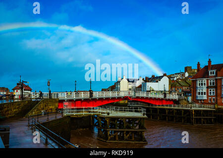 Un raindow en hiver la lumière du soleil sur le pont tournant de Whitby Banque D'Images