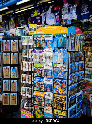 Barcelone, Espagne - CIRCA MAI 2018 : Newstand guide touristique vente Livres et cartes postales à Barcelone. Banque D'Images