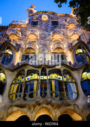 Barcelone, Espagne - CIRCA MAI 2018 : vue extérieure de la Casa Batlló, un célèbre bâtiment dans le centre de Barcelone, conçu par Antoni Gaudi. Vue sur la façade. Banque D'Images