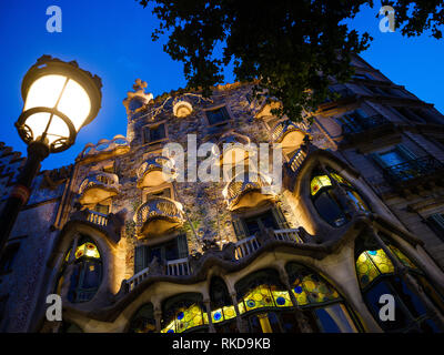 Barcelone, Espagne - CIRCA MAI 2018 : vue extérieure de la Casa Batlló, un célèbre bâtiment dans le centre de Barcelone, conçu par Antoni Gaudi. Vue sur la façade. Banque D'Images