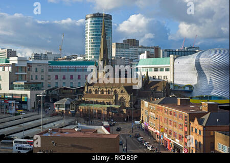 Skyline du centre-ville de Birmingham où-Grade II Rotunda Building est visible derrière l'église de St Martins dans les arènes. Banque D'Images