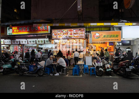 Les résidents d'acheter de la nourriture à partir de Taipei food vendeurs à un marché nocturne de l'alimentation locale dans le quartier de Daan à Taipei, Taiwan, pour y manger ou à emporter. Banque D'Images