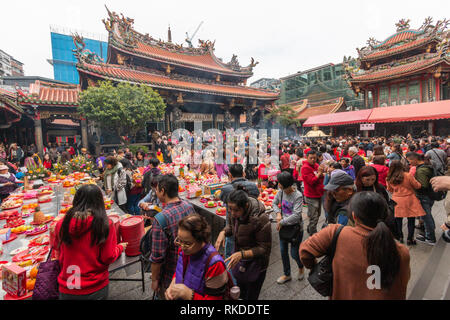 Fumée secondaire se répand autour de Temple de Longshan à Taipei le jour du Nouvel An lunaire comme visiteurs brûlent de l'encens et prier pour marquer l'arrivée de l'année du cochon. Banque D'Images