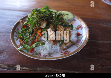 Sauté de porc croustillant avec basilic croustillant . Thai street food Banque D'Images