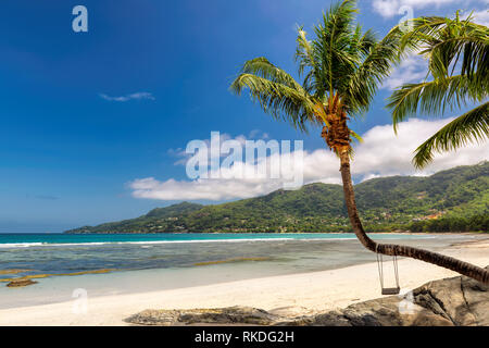 Belle plage de Beau Vallon, l'île de Mahé, Seychelles Banque D'Images